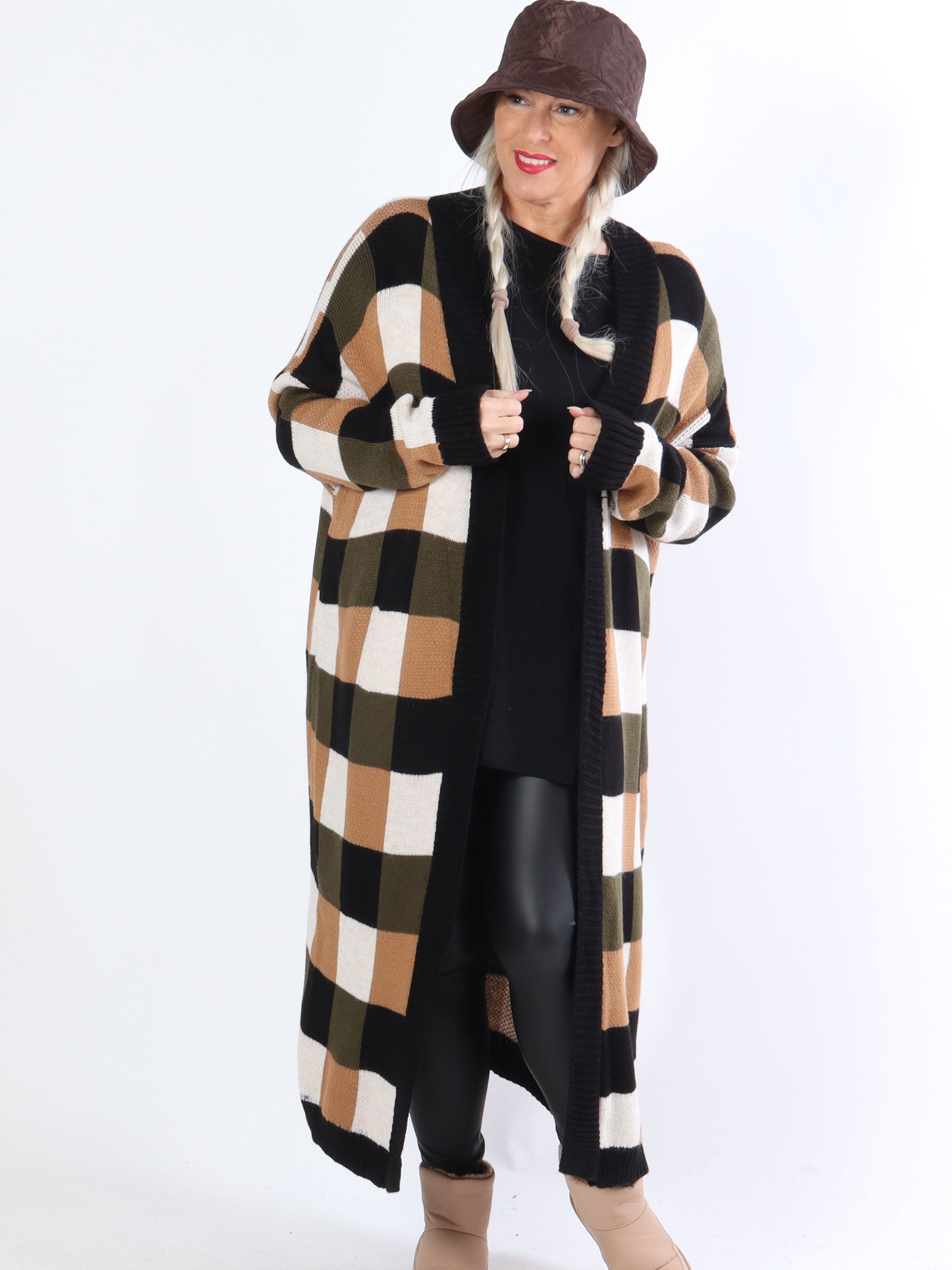 Nanami - Lång plus size stickad kofta i flerfärgad rutig färg